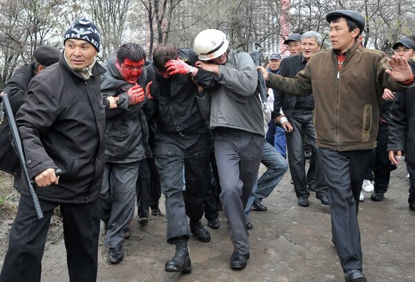 Митингге чыккандар милиция кызматкерлерин коргоп, кагылышуу болгон жерди таштап кетүүгө жардам берген - Sputnik Кыргызстан