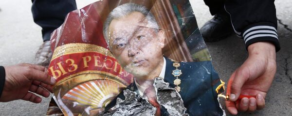 Мурдагы президент Курманбек Бакиевдин сүрөтү. Архив - Sputnik Кыргызстан