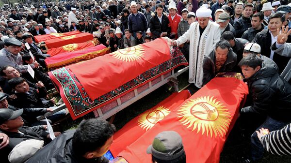 Похороны жертв апрельских событий в мемориальном комплексе Ата-Бейит. Архивное фото - Sputnik Кыргызстан
