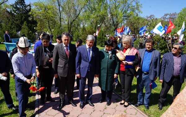В нем участвовали экс-президент, председатель СДПК Алмазбек Атамбаев, депутаты — члены партии, общественные деятели и другие лица - Sputnik Кыргызстан