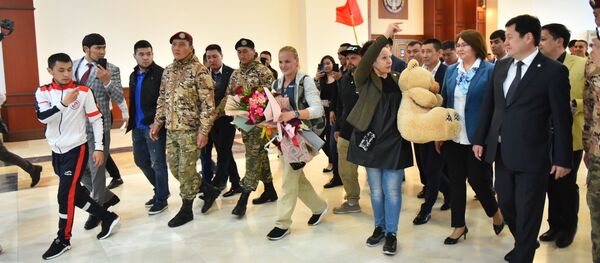 Встреча чемпионки UFC Валентины Шевченко в аэропорту Манас Встреча чемпионки UFC Валентины Шевченко в аэропорту Манас - Sputnik Кыргызстан