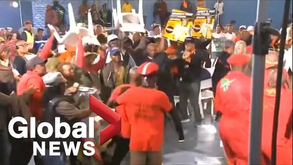 Дебаты африканских политиков закончились массовым побоищем стульями — видео - Sputnik Кыргызстан