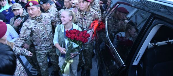 Колонна Lexus 570 и мотоциклов — Валентину Шевченко встретили в КР. Видео - Sputnik Кыргызстан