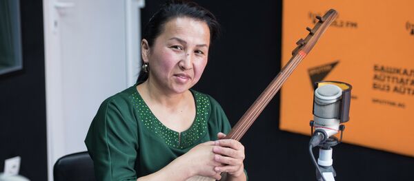 Сейтек балдар жана өспүрүмдөр улуттук борборуна караштуу Кыргыз көчү комузчулар ансамблинин жетекчиси Мастура Бердибекова - Sputnik Кыргызстан