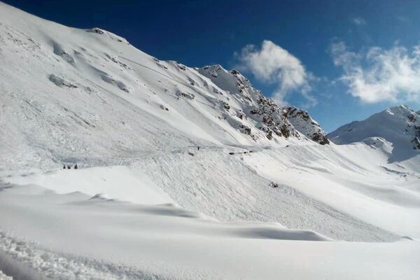 В Иссык-Кульской области сошла снежная лавина, которая накрыла спецтехнику, пострадали два человека - Sputnik Кыргызстан