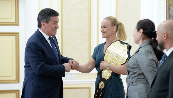 Встреча президента КР Сооронбая Жээнбекова с чемпионкой UFC Валентиной Шевченко - Sputnik Кыргызстан