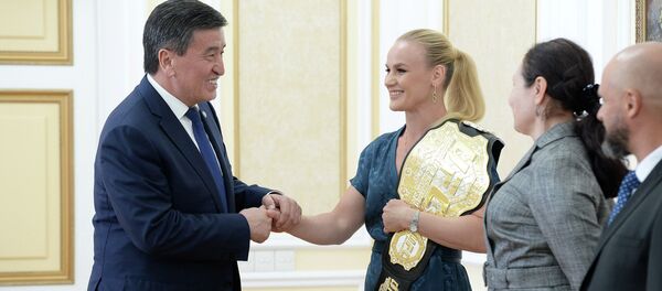 Встреча президента КР Сооронбая Жээнбекова с чемпионкой UFC Валентиной Шевченко - Sputnik Кыргызстан