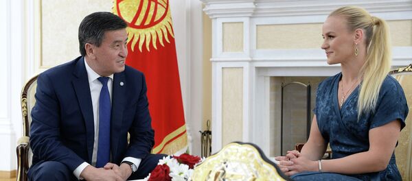 Встреча президента Сооронбая Жээнбекова с чемпионкой UFC Валентиной Шевченко  - Sputnik Кыргызстан