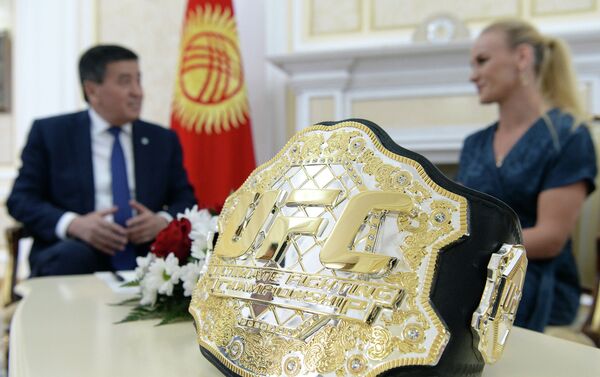 Президент поздравил Шевченко с завоеванием чемпионского пояса UFC в женском наилегчайшем весе. - Sputnik Кыргызстан