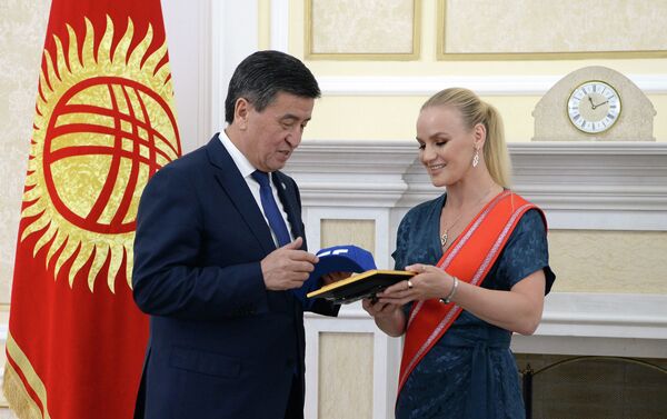 Она отметила, что любовь к Родине и особенно к Иссык-Кулю постоянно живут в ее сердце. - Sputnik Кыргызстан
