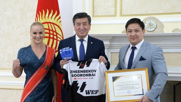 Встреча президента Сооронбая Жээнбекова с чемпионкой UFC Валентиной Шевченко  - Sputnik Кыргызстан