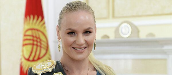 Встреча президента Сооронбая Жээнбекова с чемпионкой UFC Валентиной Шевченко  - Sputnik Кыргызстан