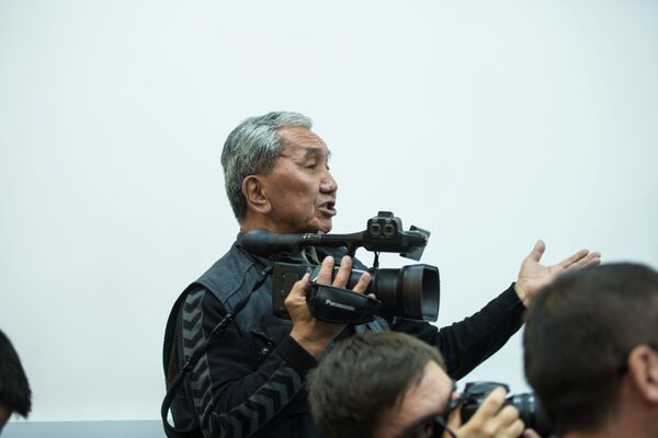 Журналист задает вопрос спикерам пресс-конференции - Sputnik Кыргызстан