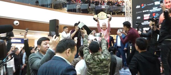 Толкуган эл. Шевченконун Бишкекте күйөрмандары менен жолуккан видеосу - Sputnik Кыргызстан