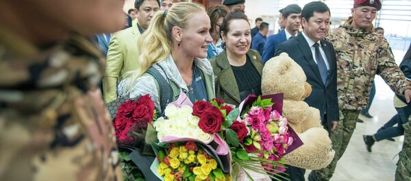 Встреча чемпионки UFC Валентины Шевченко в аэропорту Манас Встреча чемпионки UFC Валентины Шевченко в аэропорту Манас - Sputnik Кыргызстан