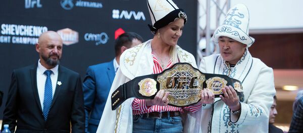 Встреча чемпионки UFC Валентины Шевченко с фанатами в Бишкеке - Sputnik Кыргызстан