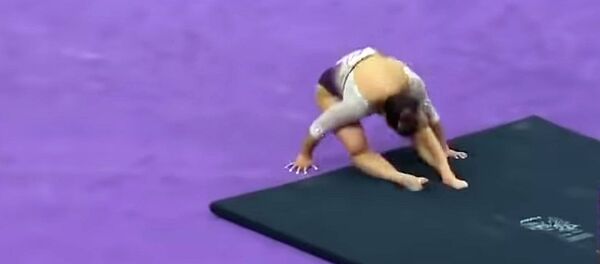 Гимнаст кыздын эки буту чорт сынып кетти. Мелдеш учурундагы видео - Sputnik Кыргызстан