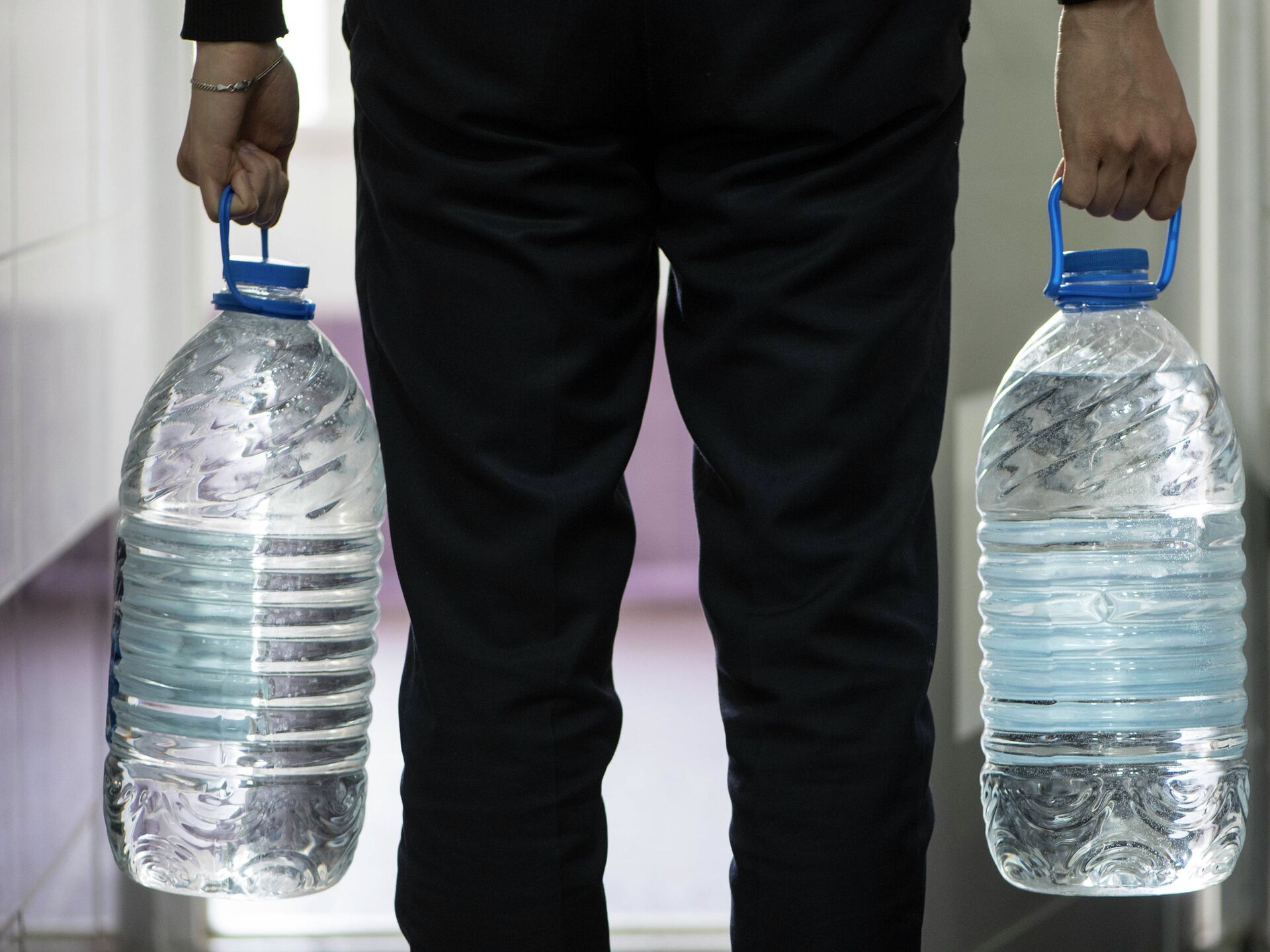Бутылка для воды. Бутылка 5 литров. Экономия воды. Отключили воду Бишкек. Сделайте запас воды