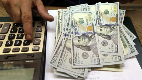 Человек считает количество долларов США. Архивное фото - Sputnik Кыргызстан