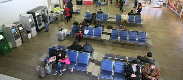 Аэропорттун күтүү залындагы жүргүнчүлөр. Архив - Sputnik Кыргызстан