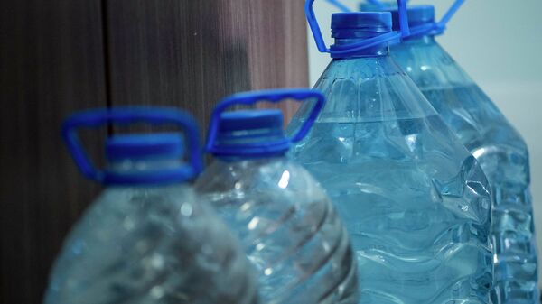 Наполненные водой пластмассовые бутылки. Архивное фото - Sputnik Кыргызстан