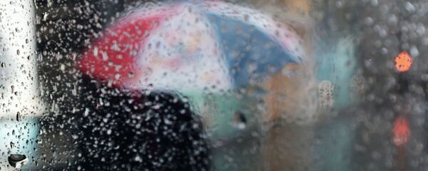 Кол чатыр көтөргөн адам. Архив - Sputnik Кыргызстан