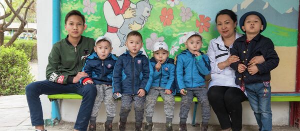 Четверняши Алмазбек, Асылбек, Кубанычбек и Камчыбек с братьями и мамой - Sputnik Кыргызстан