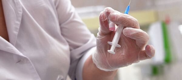 Эмдөө жасап жаткан дарыгер. Архив - Sputnik Кыргызстан