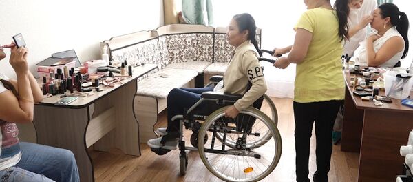 Жашоом өзгөрдү... Майыптыгы бар кыздар бет боеп, тырмак жасаганды үйрөнүүдө - Sputnik Кыргызстан