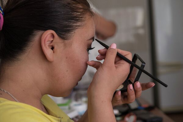 Жашоом өзгөрдү... Майыптыгы бар кыздар бет боеп, тырмак жасаганды үйрөнүүдө - Sputnik Кыргызстан