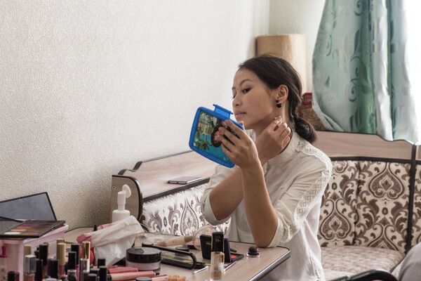 Жашоом өзгөрдү... Майыптыгы бар кыздар бет боеп, тырмак жасаганды үйрөнүүдө - Sputnik Кыргызстан