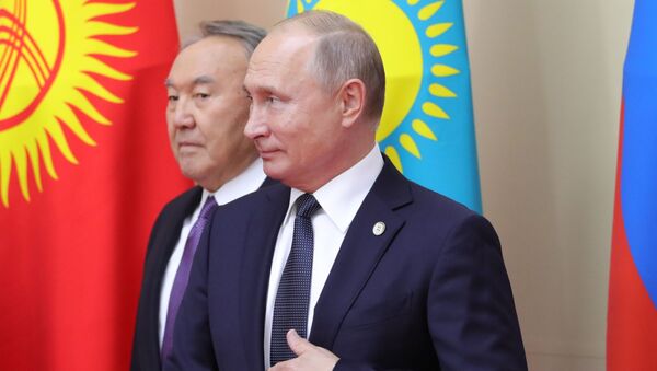 Президент РФ Владимир Путин и экс-президент Казахстана Нурсултан Назарбаев. Архивное фото - Sputnik Кыргызстан