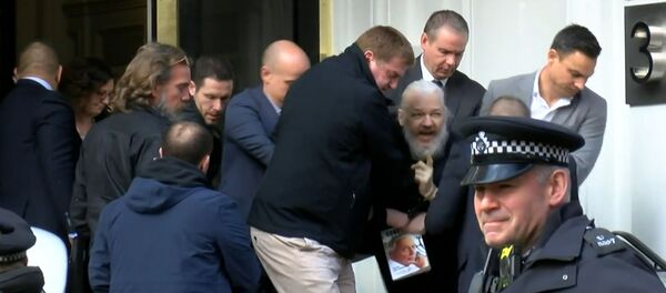Кадры задержания Джулиана Ассанжа у посольства Эквадора в Лондоне - Sputnik Кыргызстан