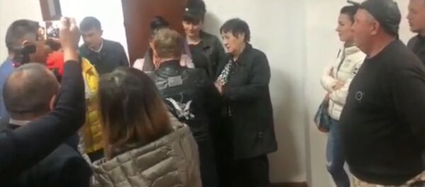 Как похищенного Данила передали родителям — трогательное видео - Sputnik Кыргызстан