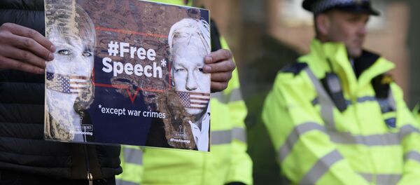 Мужчина стоит с плакатом в поддержку основателя WikiLeaks Джулиана Ассанжа у Вестминстерского суда в Лондоне, где рассматривается дело Дж. Ассанжа. - Sputnik Кыргызстан