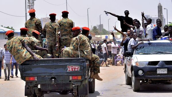 Демонстранты и военные на одной из улиц Хартума. Судан, 11 апреля 2019 года - Sputnik Кыргызстан