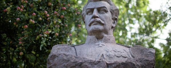 Памятник путешественнику и натуралисту Николаю Пржевальскому. Архивное фото Памятник путешественнику и натуралисту Николаю Пржевальскому. Архивное фото - Sputnik Кыргызстан