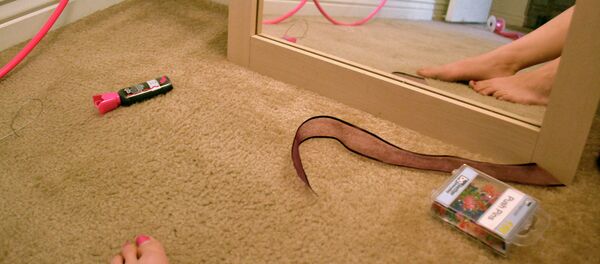 Девушка в спальне - Sputnik Кыргызстан