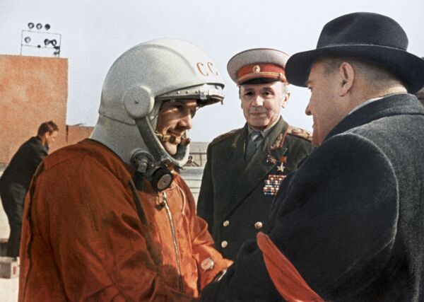 12 апреля 1961 года. Юрий Гагарин и главный конструктор Сергей Королев перед стартом корабля &quot;Восток-1&quot;. - Sputnik Кыргызстан