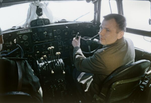 Юрий Гагарин в кабине самолета перед полетом в космос - Sputnik Кыргызстан