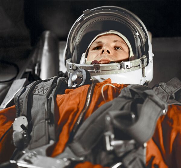 Летчик-космонавт Юрий Гагарин в кабине космического корабля “Восток” - Sputnik Кыргызстан