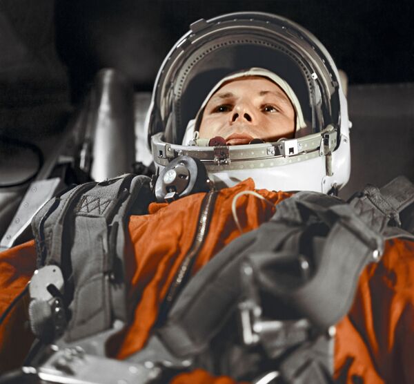 Летчик-космонавт Юрий Гагарин в кабине космического корабля “Восток” - Sputnik Кыргызстан