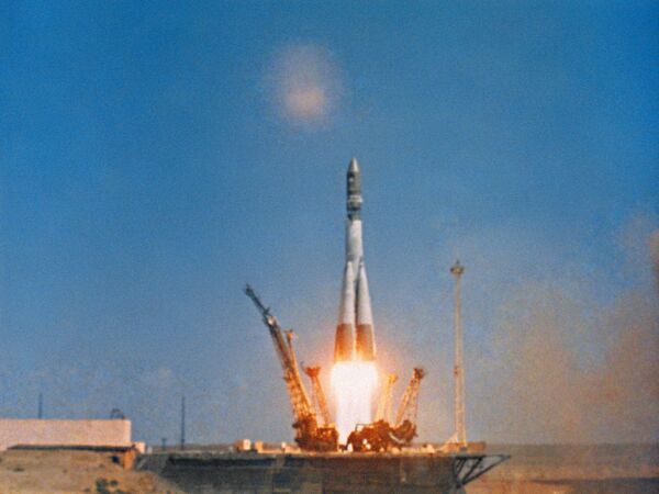 Через минуту отделилась первая ступень ракеты-носителя — кадр из документального фильма - Sputnik Кыргызстан