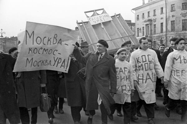 Студенты медицинских институтов на демонстрации в честь полета Юрия Гагарина в космос - Sputnik Кыргызстан