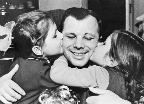 Юрий Гагарин был хорошим отцом — на фото он с дочерьми Еленой (слева) и Галиной (справа) - Sputnik Кыргызстан