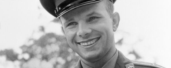 Летчик-космонавт Юрий Гагарин держит голубя, подаренного ему болгарскими пионерами - Sputnik Кыргызстан