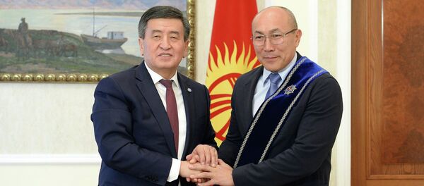 Президент Сооронбай Жээнбеков олимпиада жана дүйнө чемпиону, легендарлуу гандболчу жана машыктыруучу Талант Дүйшөбаев менен жолугушту - Sputnik Кыргызстан