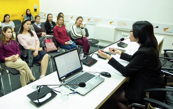 Старший журналист информационного агентства и радио Sputnik Кыргызстан Нургуль Максутова провела мастер-класс для студентов. - Sputnik Кыргызстан