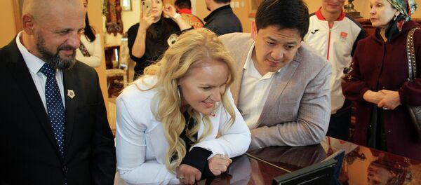 Чемпионка UFC Валентина Шевченко посетила дом-музей Айтматова - Sputnik Кыргызстан