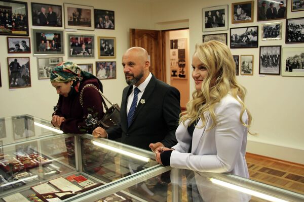 Чемпионка UFC Валентина Шевченко посетила дом-музей Айтматова - Sputnik Кыргызстан